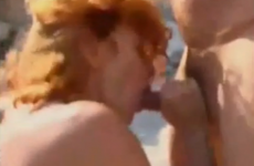 Une rousse se fait prendre par deux mecs sur la plage - Vidéo candaulisme amateur