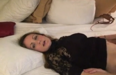 Une femme mature aux gros seins se fait prendre devant son mari cocu - Cuckold vidéo