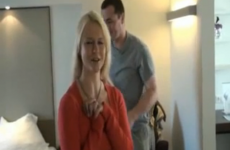 Le mari filme son épouse avec un étranger rencontré sur internet - Cuckold vidéo