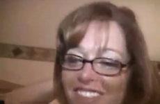 Une femme mature à lunette est baisée par une bite énorme - Cuckold vidéo