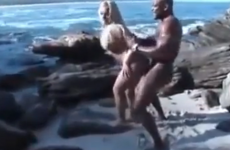 Une blonde à grosse poitrine est défoncée sur la plage