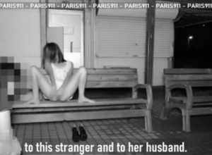 Sa femme se masturbe sur un banc