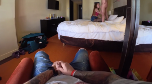 Le mari se branle en regardant sa femme sucer un autre homme